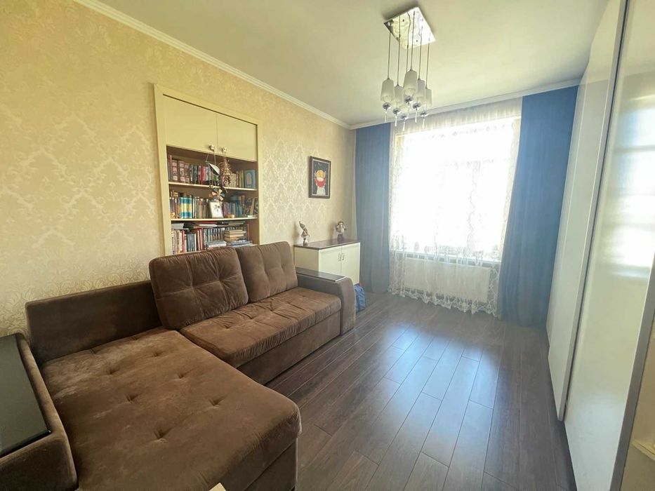 № 12636 - Простора двохповерхова 4 к. квартира, Центр, Київська