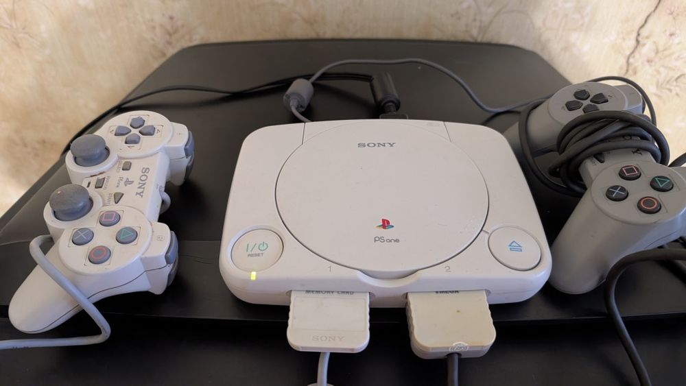 Playstation one Slim PS1 ,2 карти пам'яті,, 2 джойстика 25 ігр