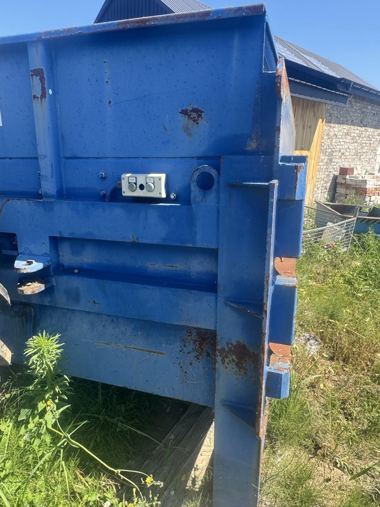 Kontener do makulatury z prasa