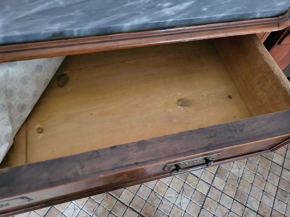 Komoda z marmurowym blatem