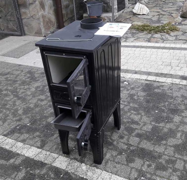 Piec Wolnostojący Jak Kominek Koza Żeliwny z Szybką Fajerką SIGMA