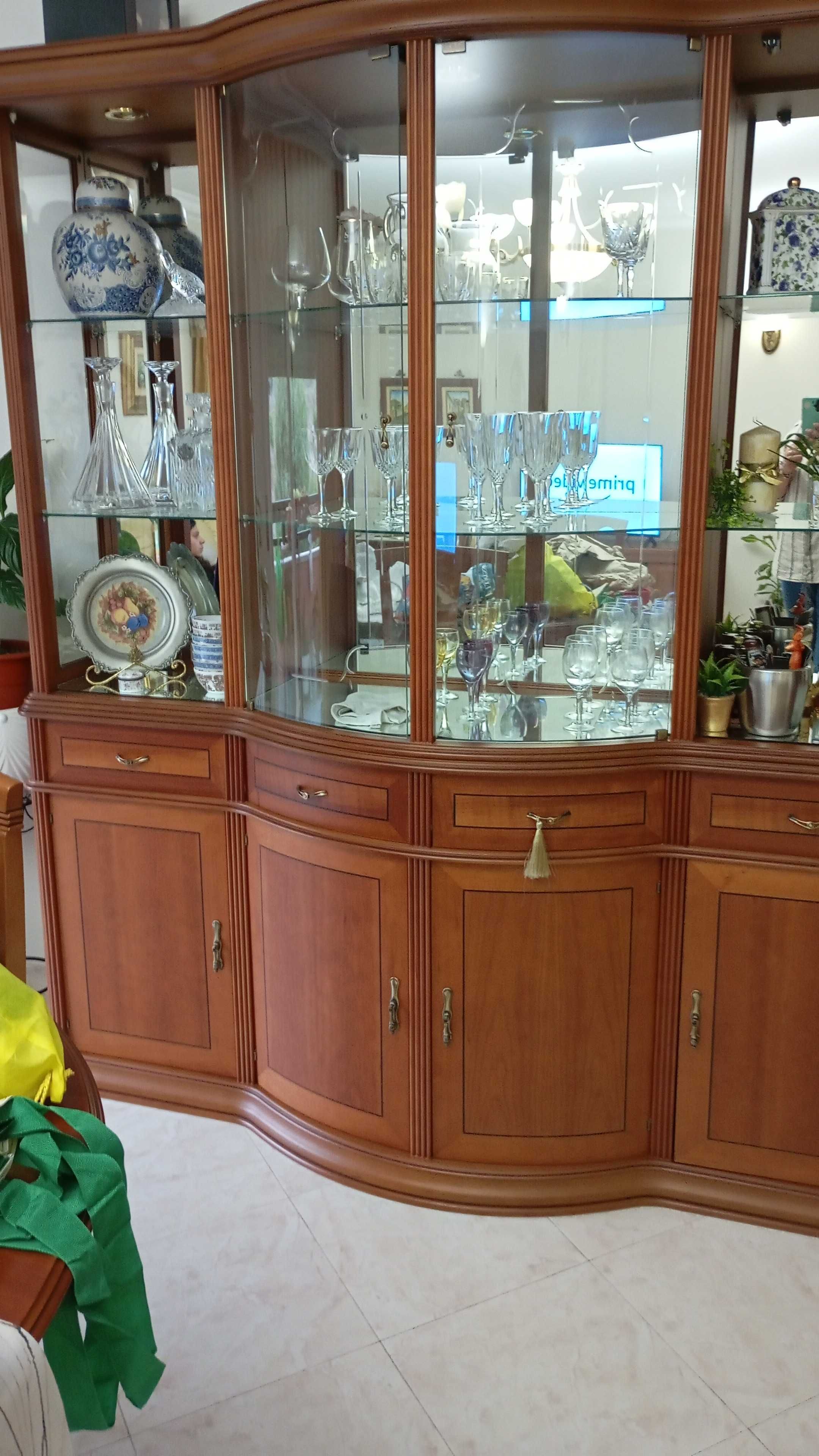 Móvel de sala com cristaleira