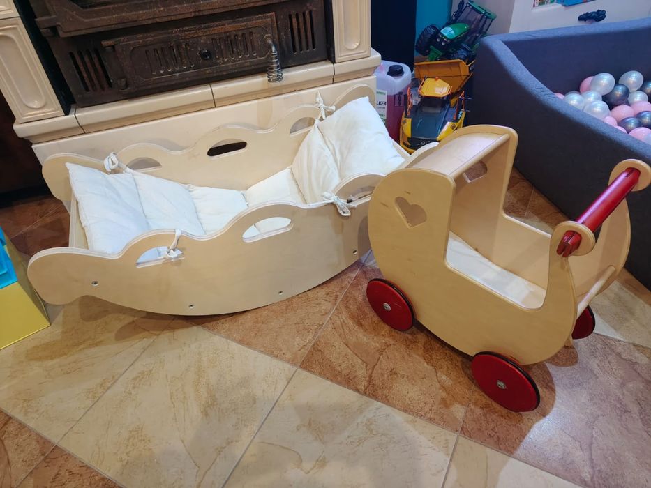 Drewniana kołyska montessori i wózek