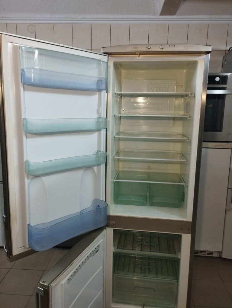 Холодильник з морозилкою  Amica Срібний