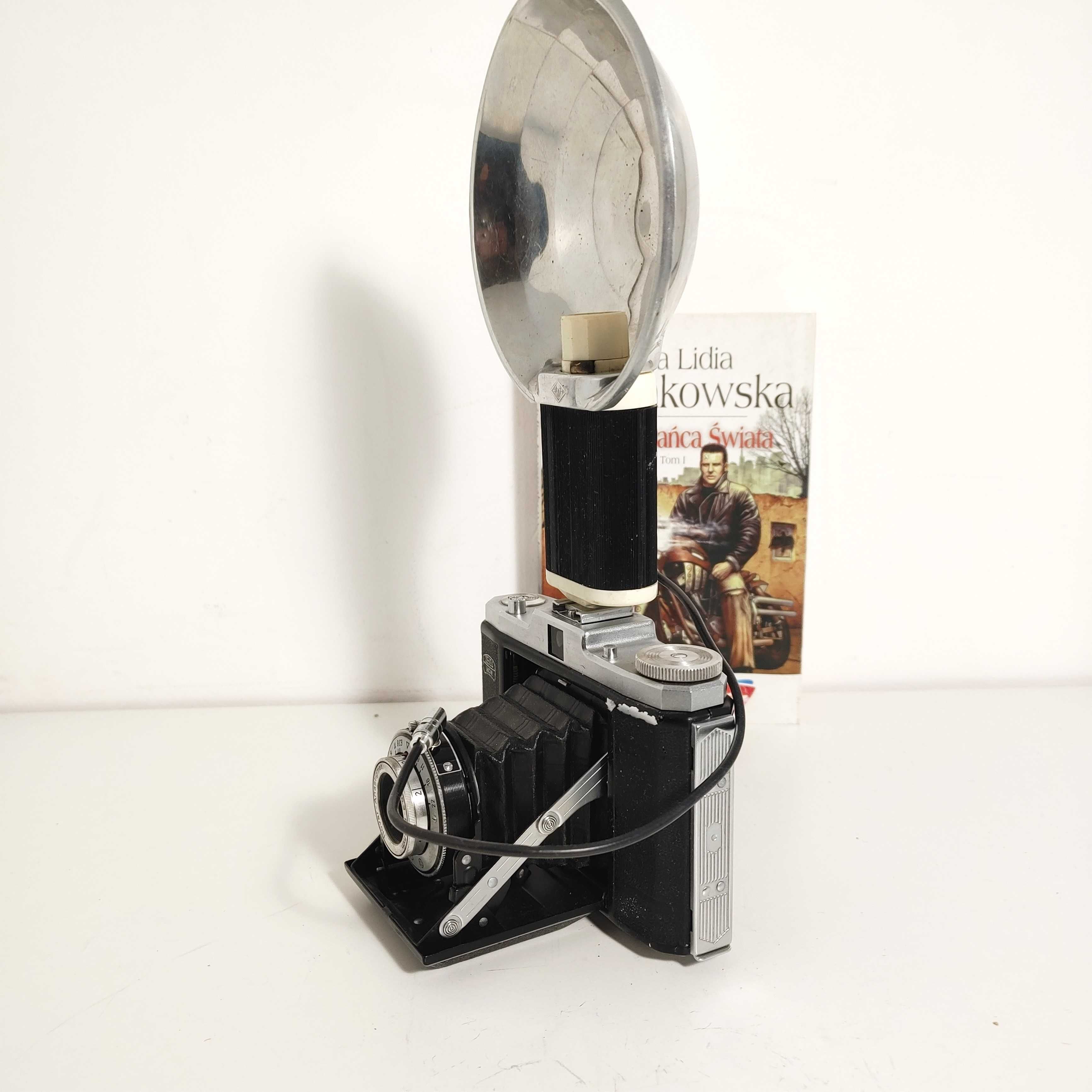 Fotograficzny aparat mieszkowy Ikon Zeiss NETTAR II 517/16 z lampą