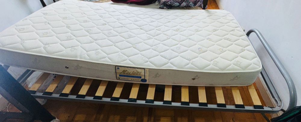 cama de solteiro com colchão e secretária