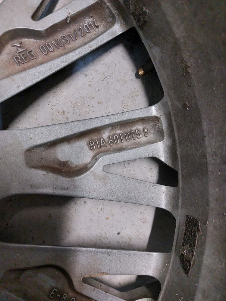 Felga AUDI Q2 SQ2 19x8j et45 81A601025S