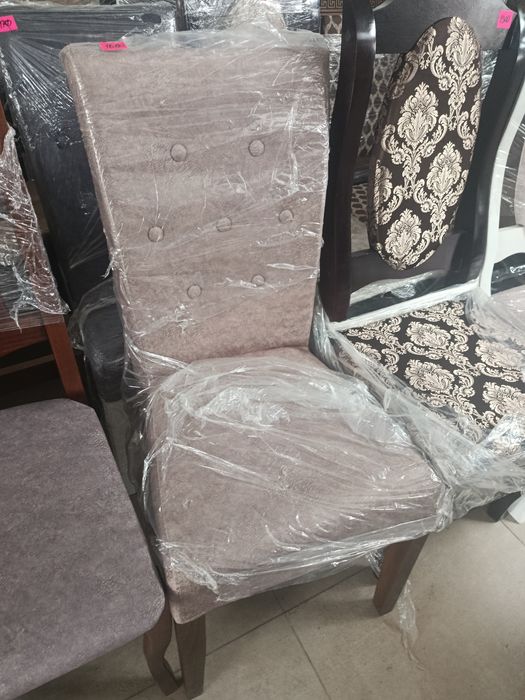 Стільці та столи для кухні та вітальні