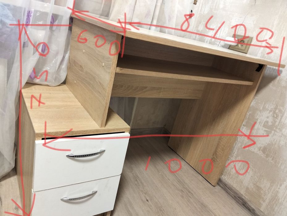 Стіл письмовий невеликий