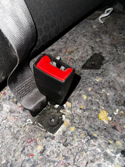 Encaixe de cinto trás esquerdo OPEL Corsa E