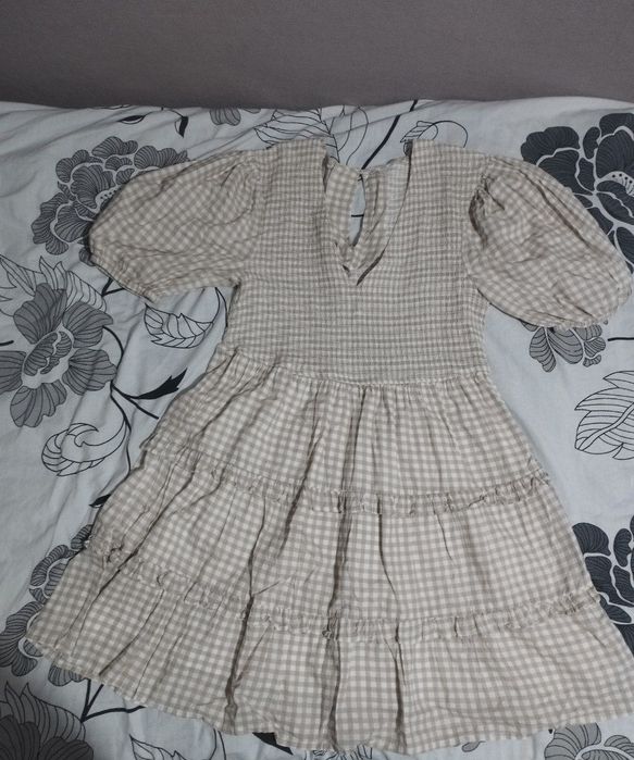 мила сукня в клітинку з v-вирізом