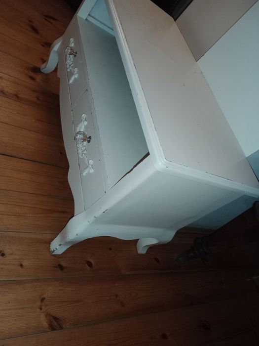 Szafka biała rzeźbiona