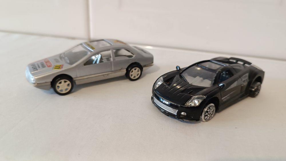 Lote 2 carros de brincar. 11 cm