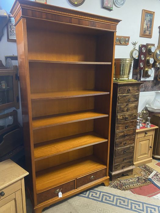 Drewniana biblioteczka