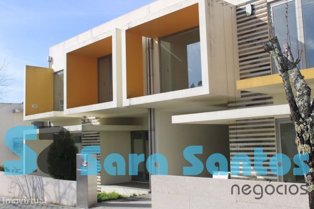 Moradia T4 Nova 3 Frentes C/ 2 Suites aos Carvalhos-Vila Nova Gaia