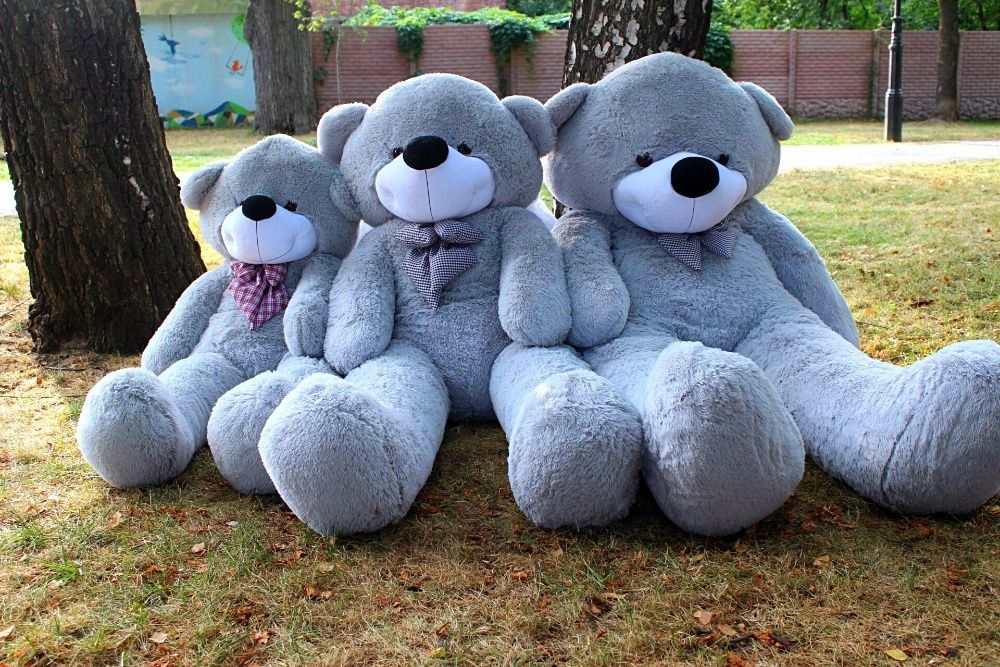 Нестор - большой плюшевый медведь.