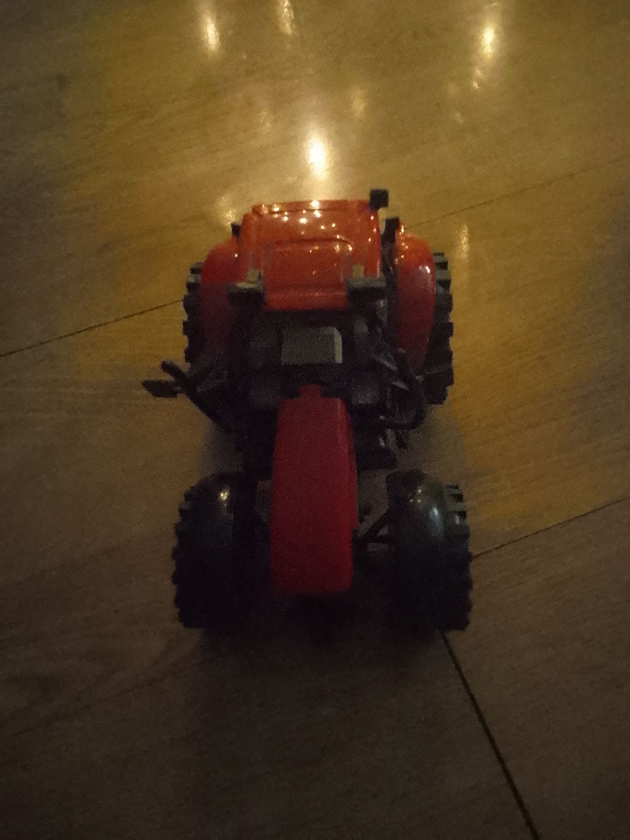 Czerwony traktor zabawka