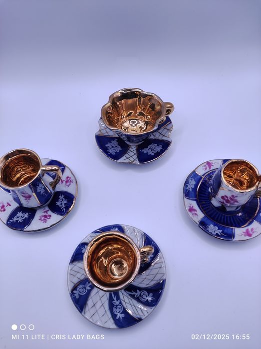 Conjunto de quatro mini chávenas de coleção azul e dourado