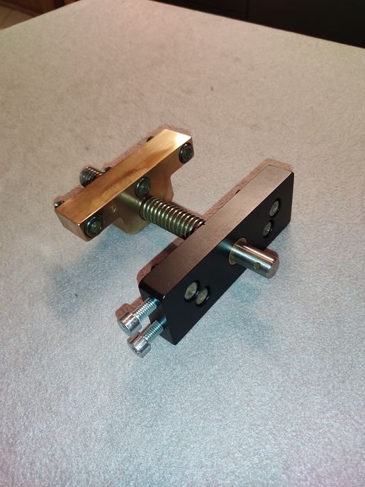 Śruba trapezowa 20x4 SKF z nakrętką blokiem markowa ścisk