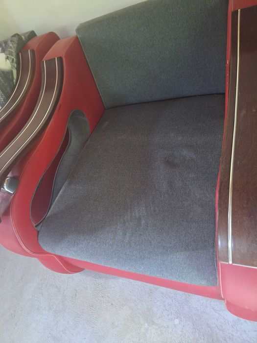 Efektowny fotel w starym stylu, z elementami ze skóry