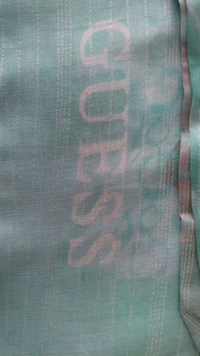 Lenço verde da Guess