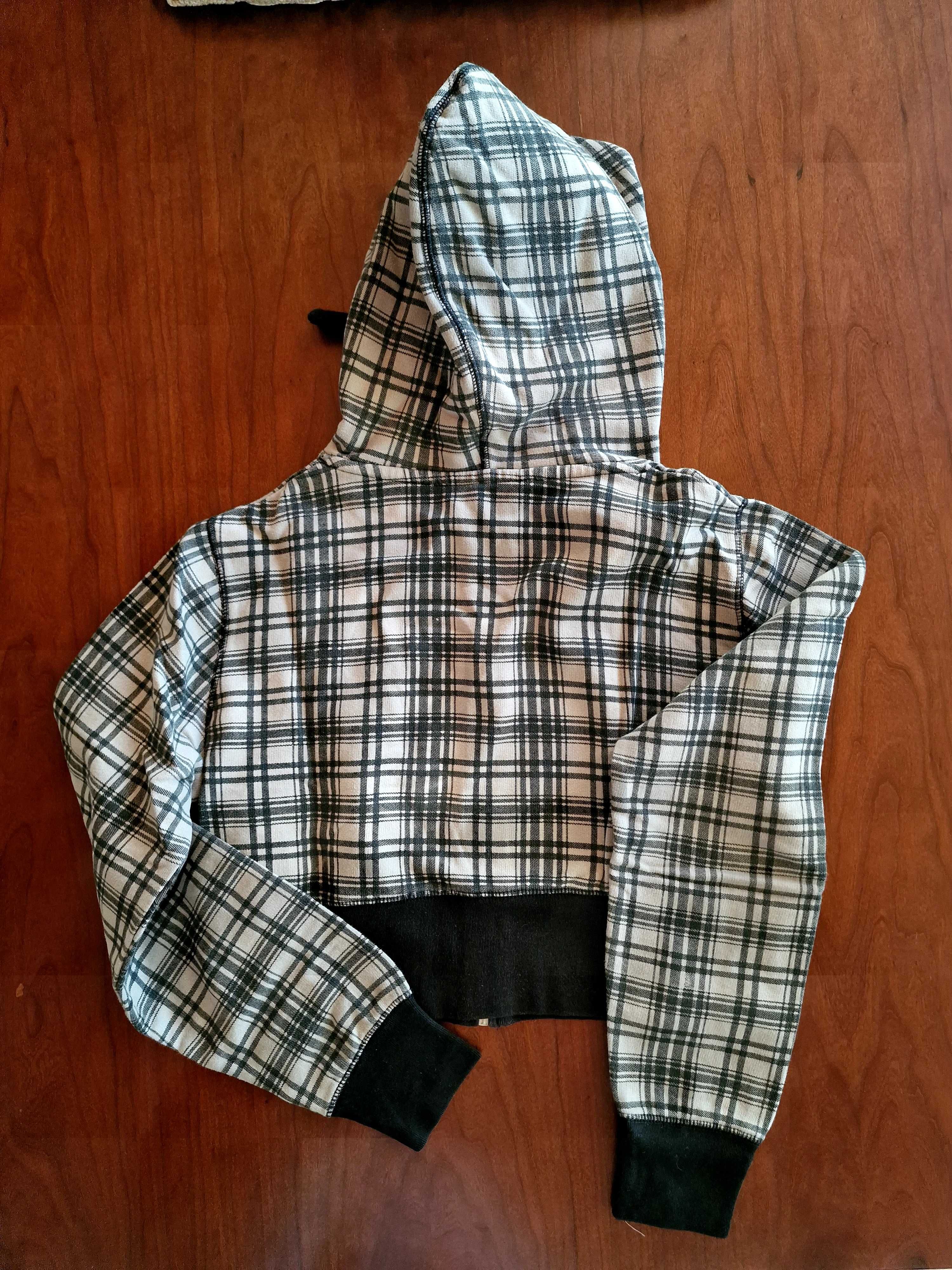 Casaco curto preto e cinzento