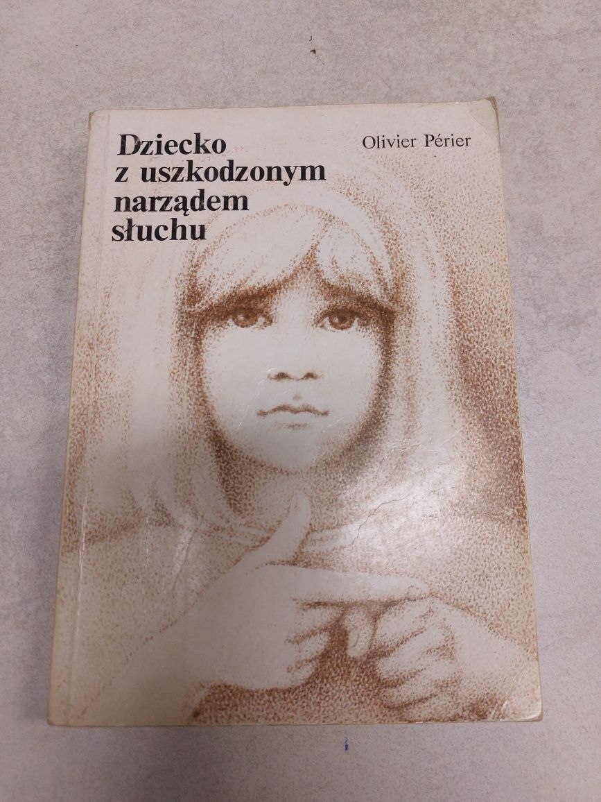 Dziecko z uszkodzonym narządem słuchu. Olivier Perier