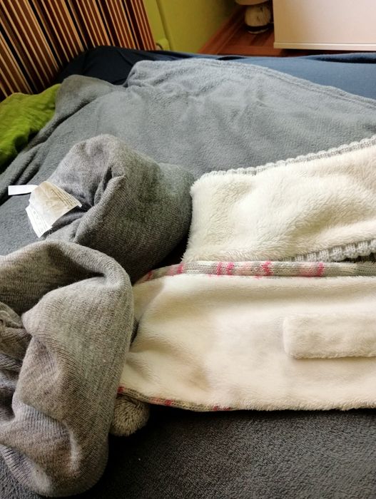 Czapki zimowe dziewcz 2 szt. 54-56 cm jak nowe, komin, szalik.