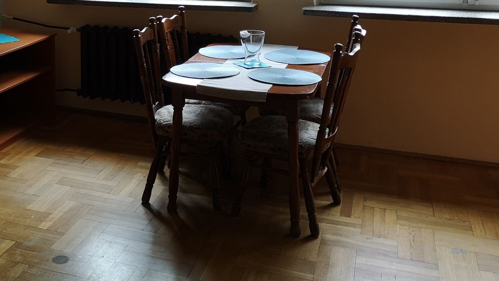 Zabytkowy stół z 4 krzesłami lity z drzewa