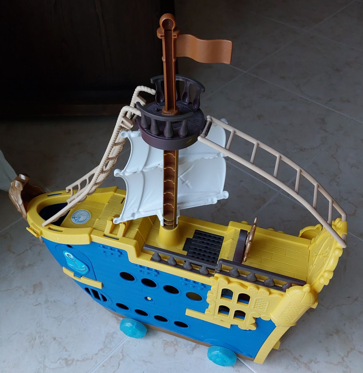 Barcos - Colosso dos Mares e barco do Capitão Gancho