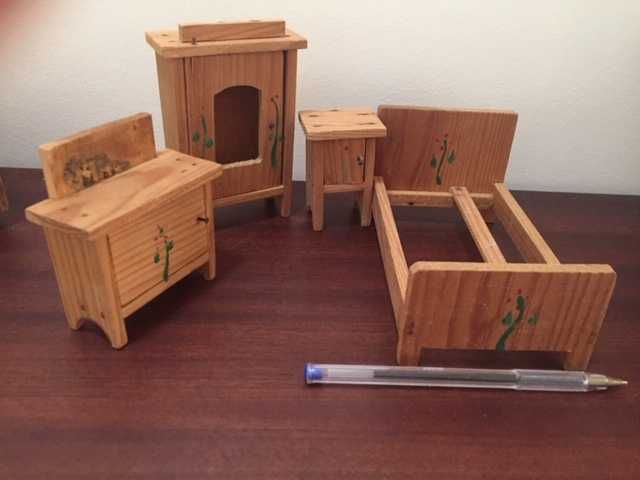 Brinquedo-mobília de quarto com 4 peças  em madeira, com 70 anos