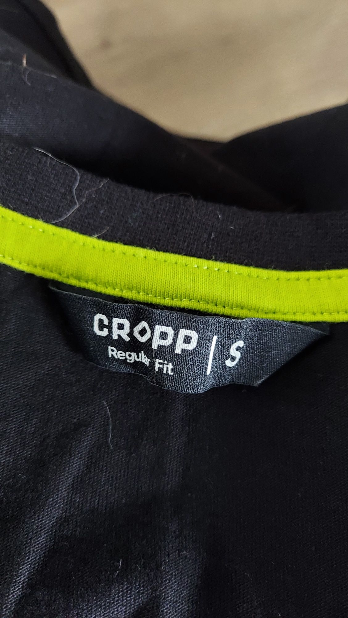 T-shirt koszulka firmy Cropp rozm. S kolor czarny z nadrukiem.