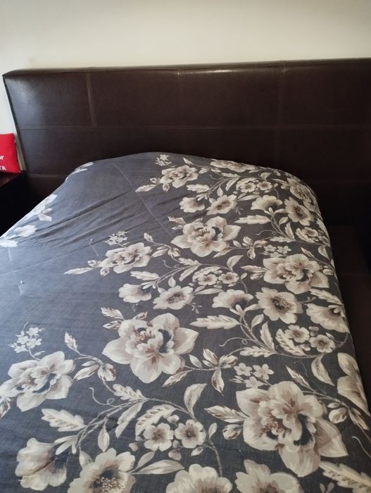 Cama de casal ,cor castanho