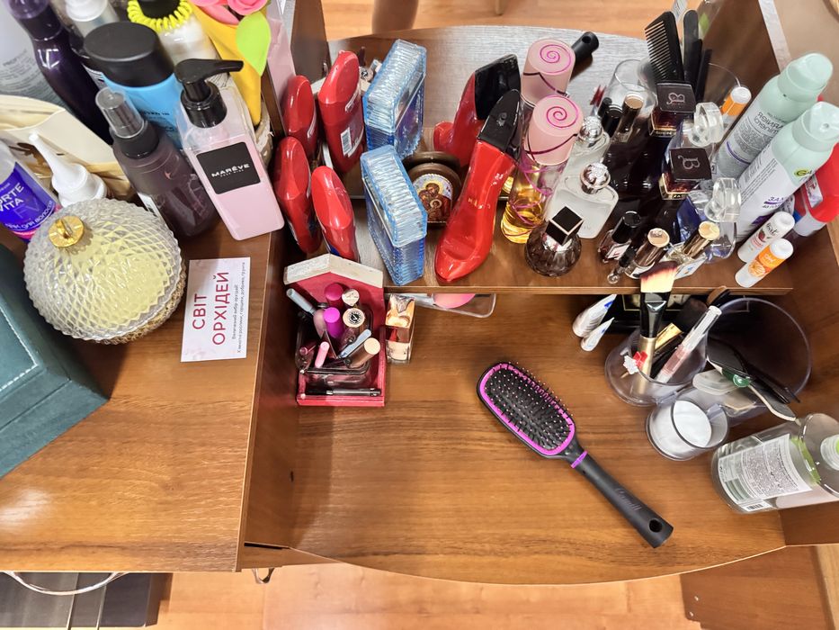 Туалетний столик з дзеркалом