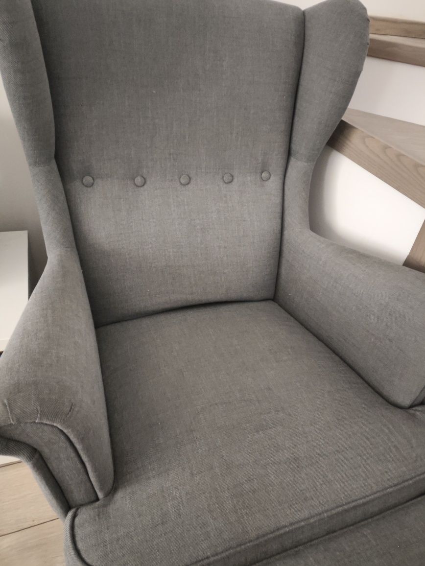 Fotel uszak Ikea Strandmon z podnóżkiem