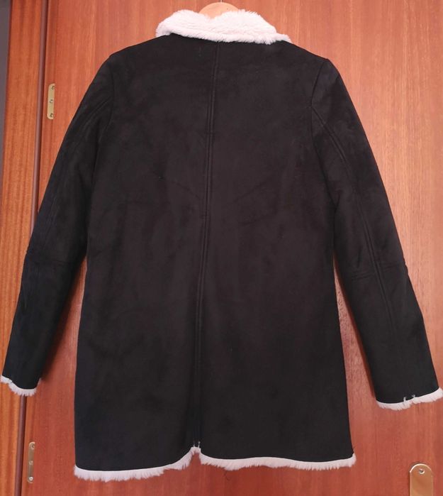 Casaco preto todo em pêlo por dentro Bershka, tamanho S