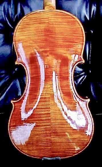 Violino Antigo de 1727 com arco de autor em Pernambuco