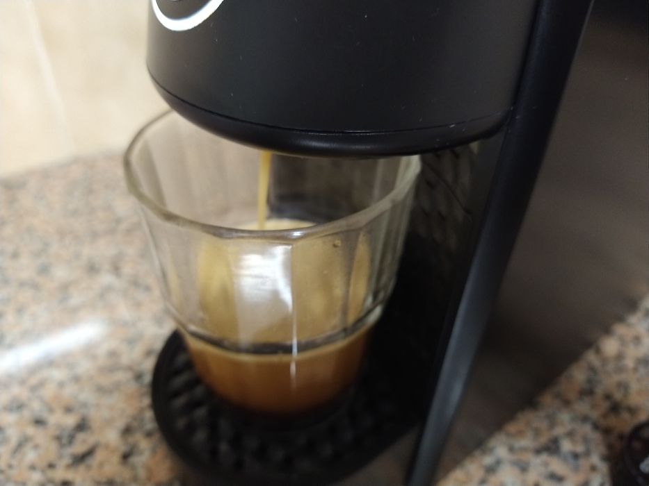 Máquina de café Continente semi-nova casa quarto apartamento vivenda.