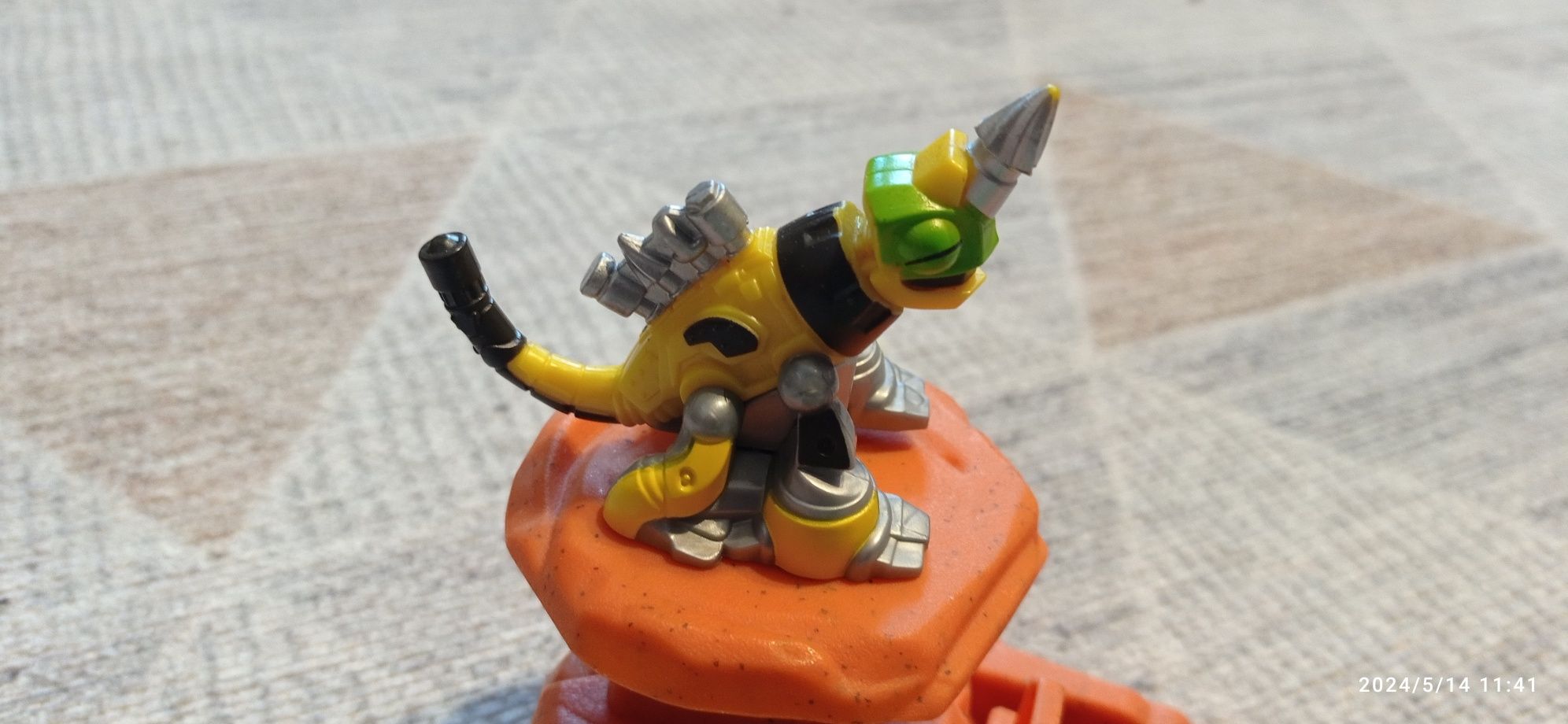 Zestaw Dinotrux - tor, figurka Ty Rux, Trybek, Ton Ton,