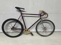 Rower single speed ze złotymi podzespołami