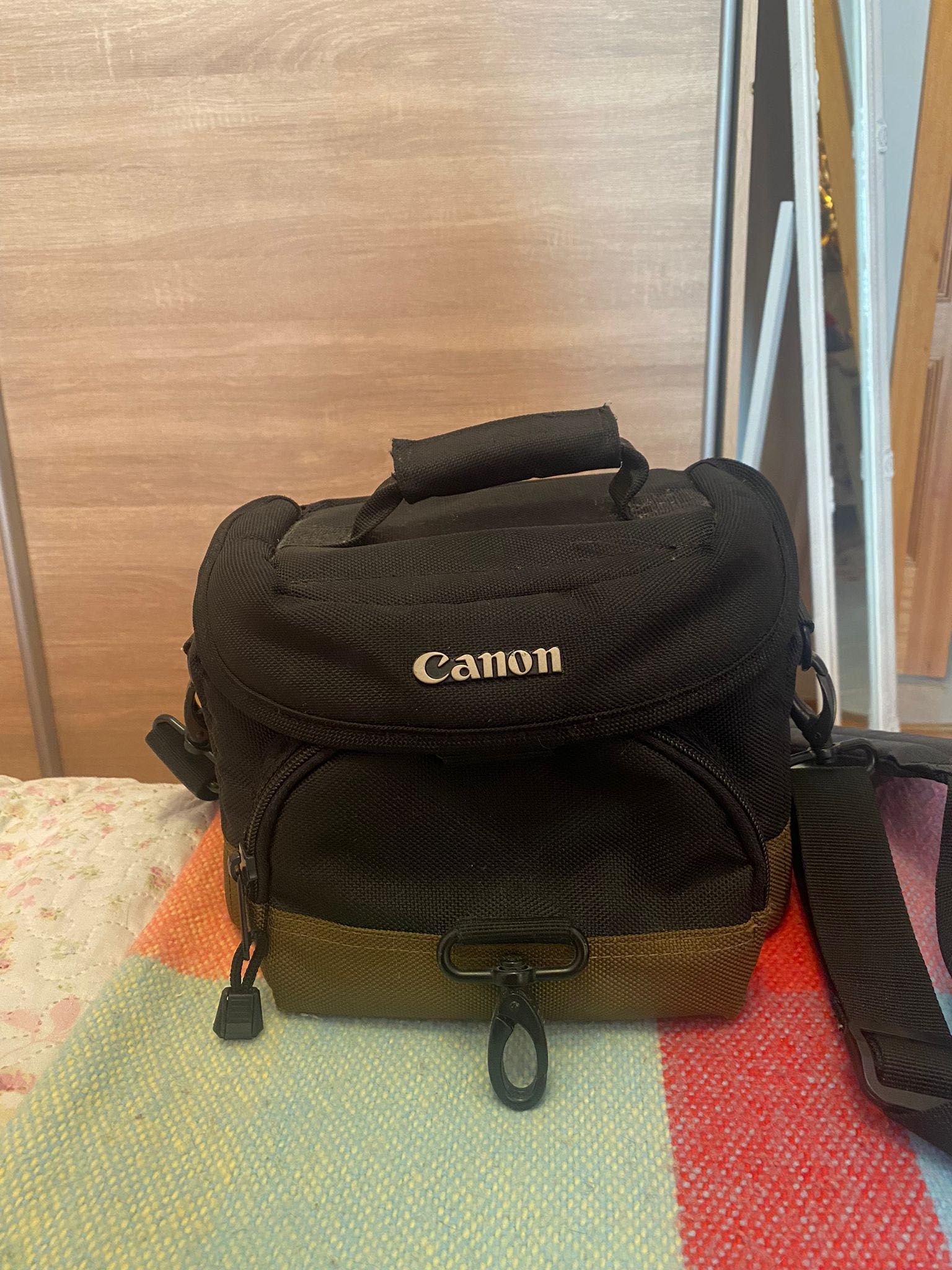 Canon EOS 1200D + bolsa da máquina + carregador+ cartão de memória