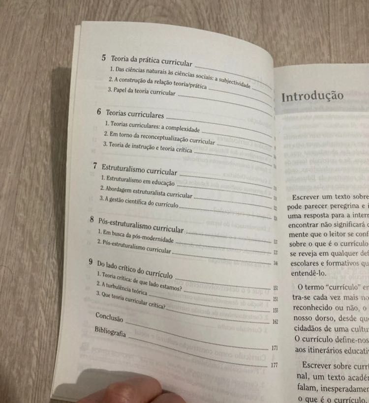 Livro - Estudos Curriculares - para a compreensão crítica da educação