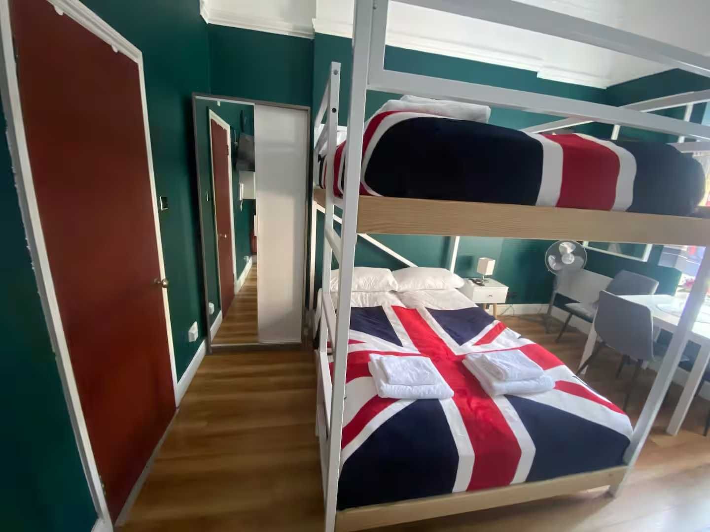 Двоярусне ліжко king size розміру (1,5 на 2, висота-1,8 м)