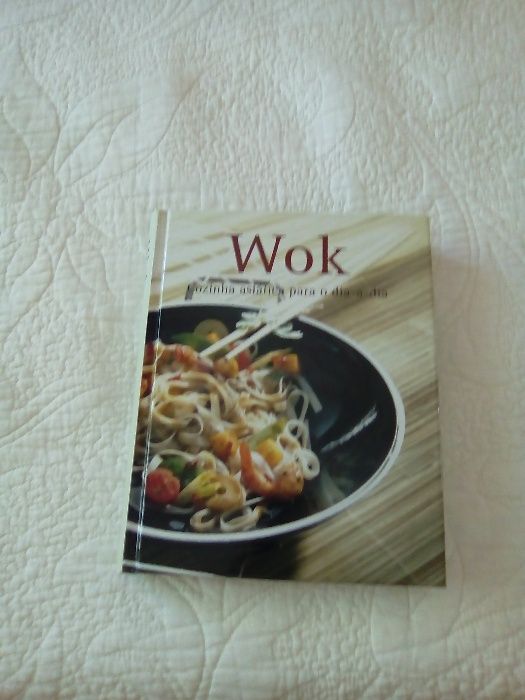 Livro de receitas no wok
