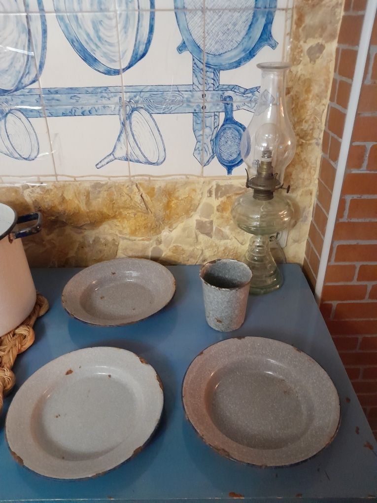Conjunto antigo esmaltado, panelas , taça e pratos