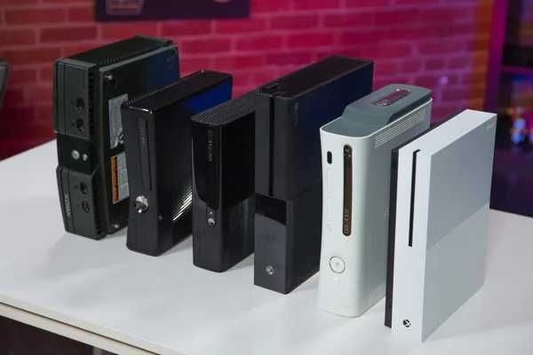 Microsoft Xbox Series Х и игры к ней в комплекте (GTA 5, FIFA 24).