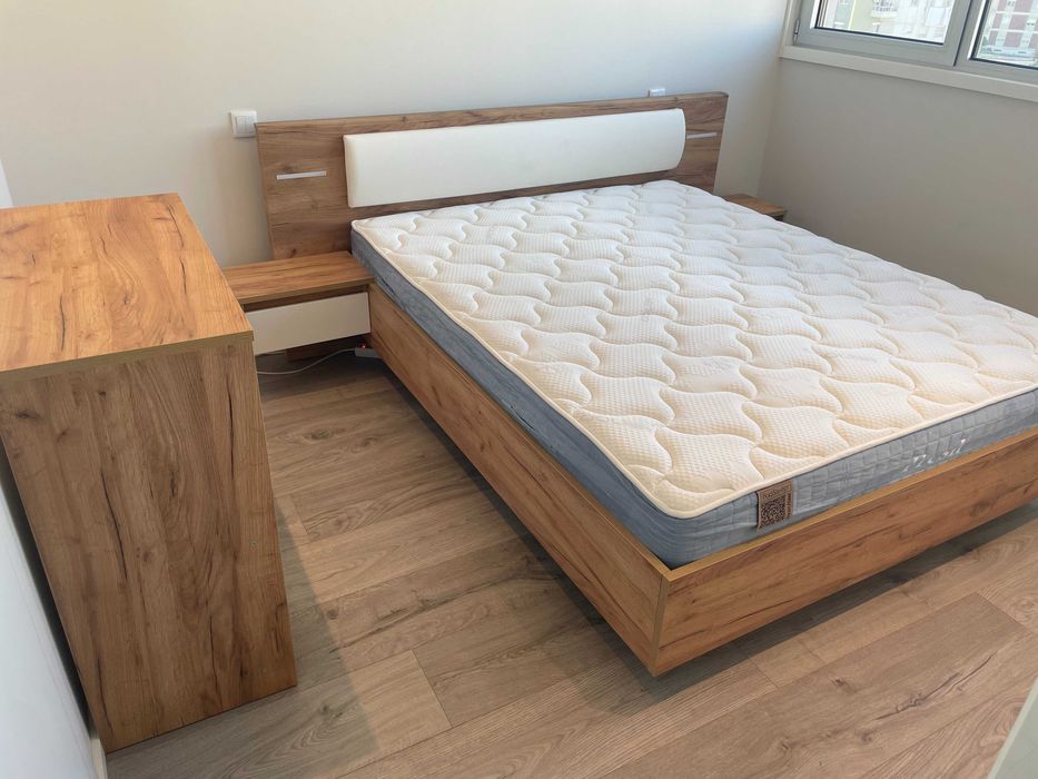 Cama de casal 160 cm + 2 mesas de cabeceira + cômoda