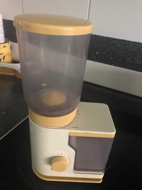 Moinho de café vinted, marca Braun AG Type 4045. Artigo numerado