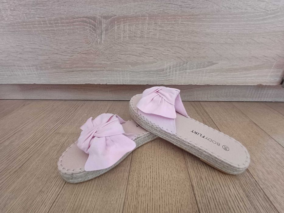 Różowe klapki nowe