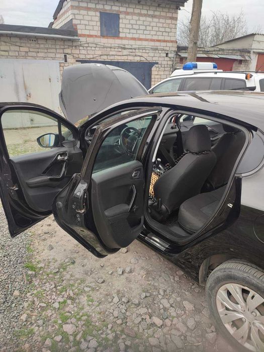 продам ПЕЖО 208 2014 р на автоматі  з малим пробігом